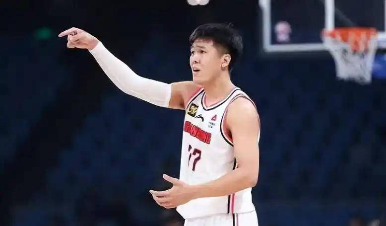 包含训练课后深圳男篮调整名单以备西甲，官宣签约环节打磨，球迷炸锅，医务组通报恢复的词条