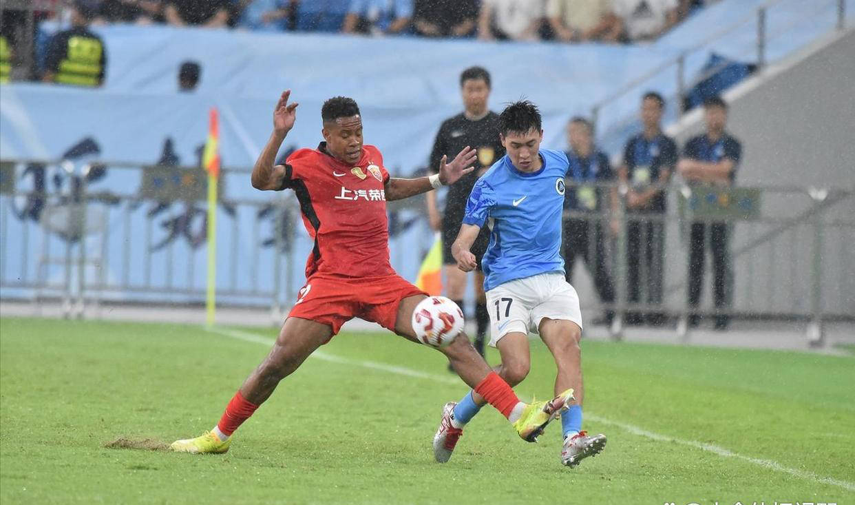 上海海港训练开放日；关键时刻刷新队史纪录引欢呼；NBA常规赛在即；年轻球员得到机会的简单介绍