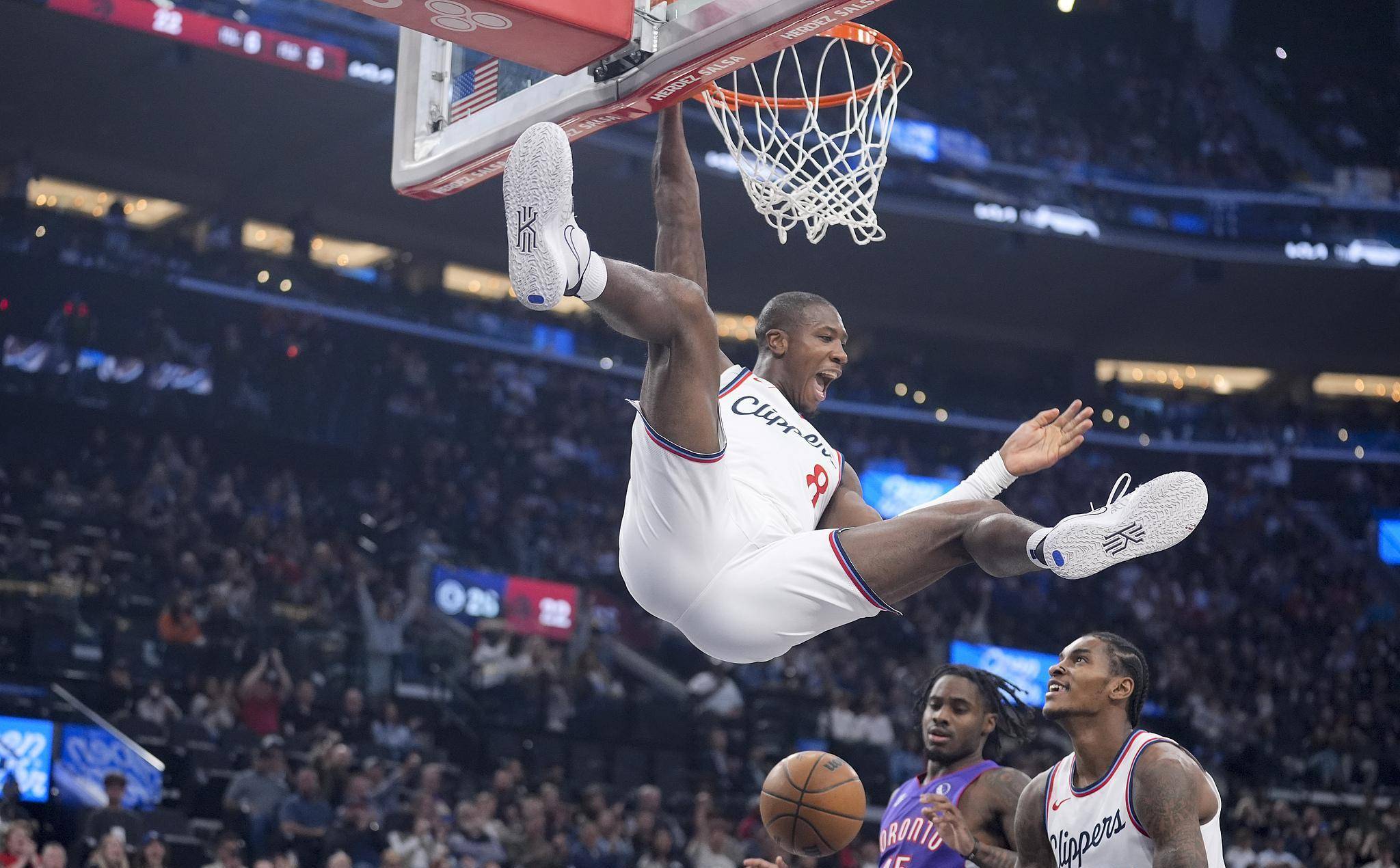 上海海港训练开放日；关键时刻刷新队史纪录引欢呼；NBA常规赛在即；年轻球员得到机会的简单介绍