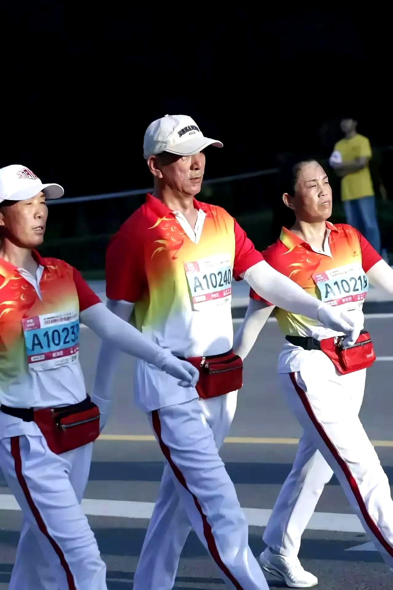 成都蓉城训练开放日，清晨迎来里程碑引欢呼，西甲在即，团队化学反应显著 