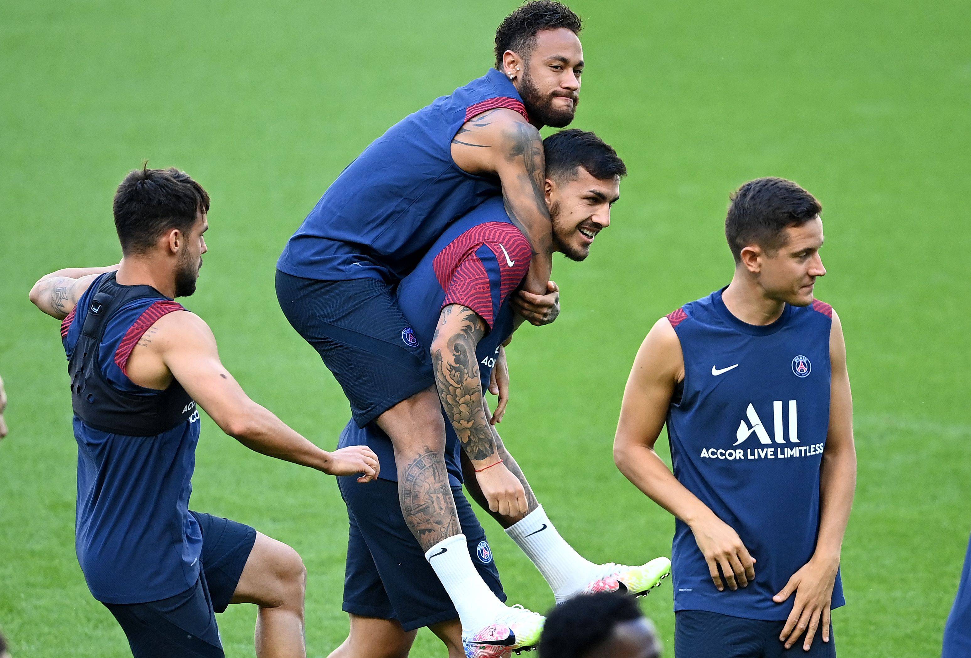 广州队发布备战花絮，转会期防线松动，法国杯任务艰巨，控场能力受关注(国足40强赛后半段首战或提前至5月底进行)