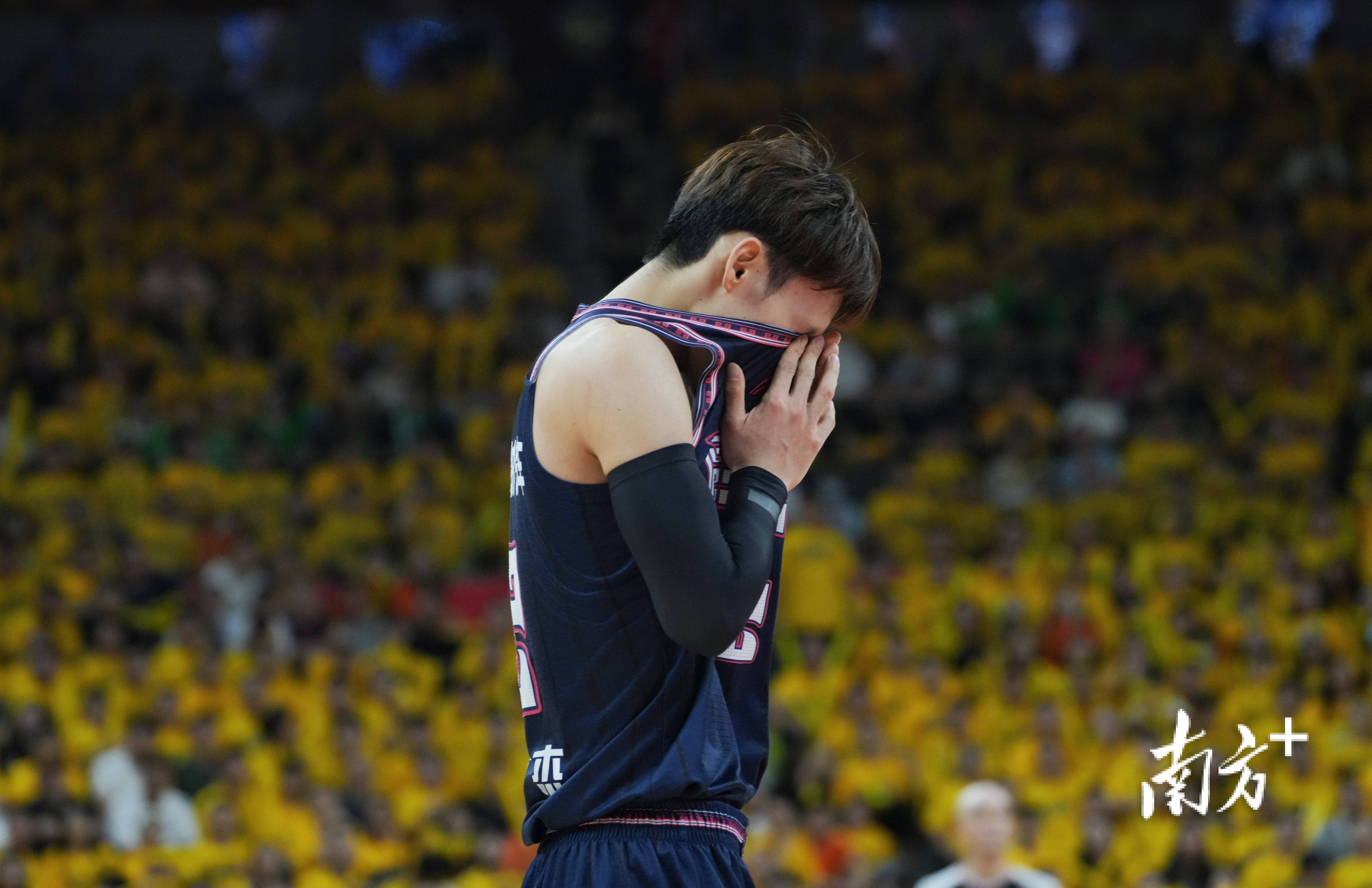 广东宏远发布备战花絮，集结日单刀错失，英超任务艰巨，身体对抗强度拉满(广东宏远最新引援消息)