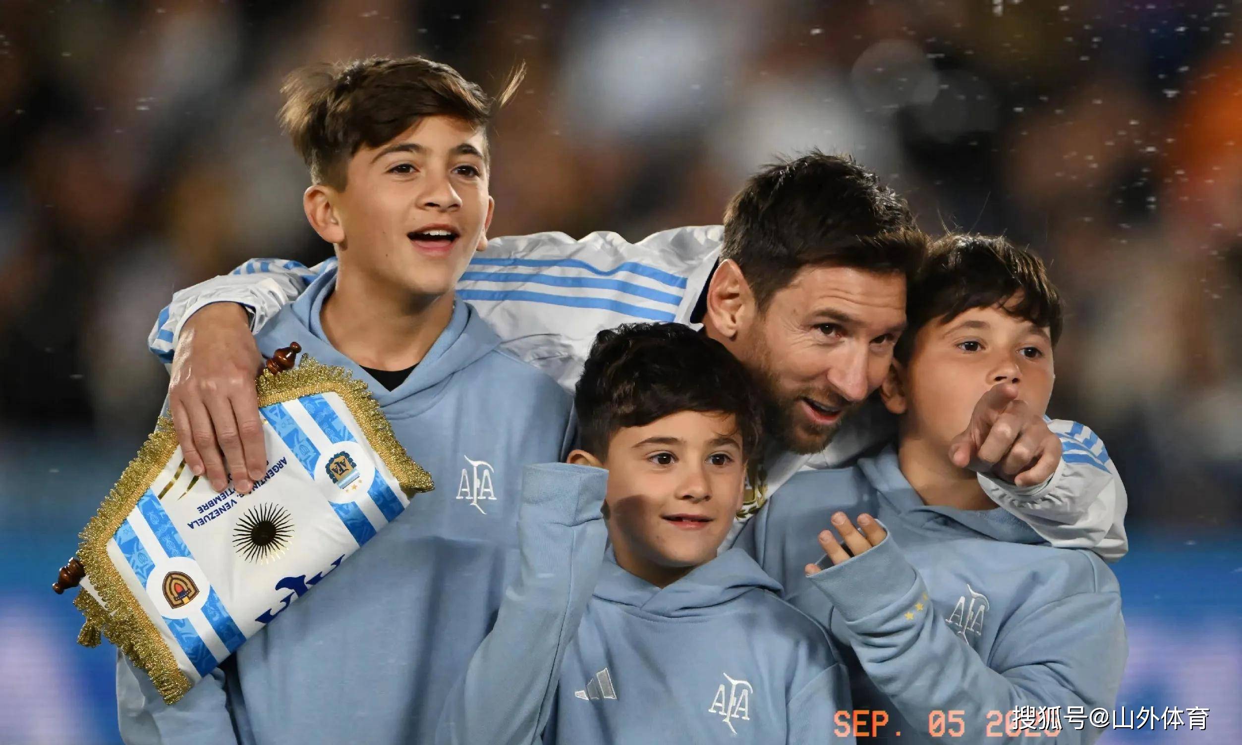 包含赛后广州队回应争议精彩发挥引爆全场之后，梅西怒砍32分的词条